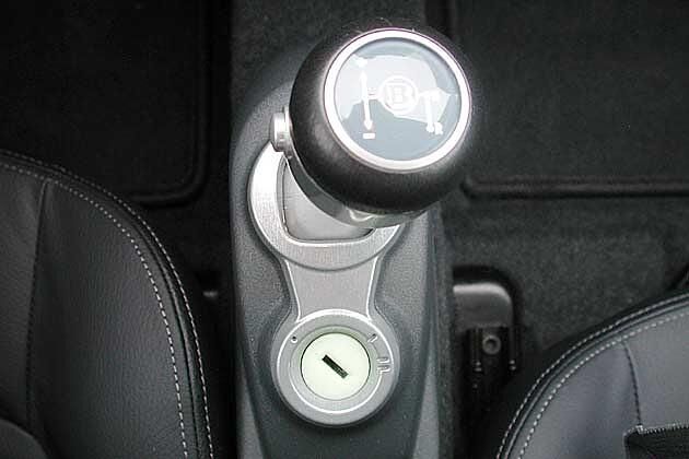 Der Hebel des automatisierten Schaltgetriebes