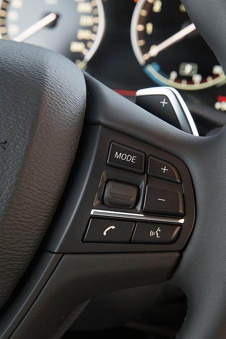 Die Lenkrad-Fernbedienung ist sehr eingängig