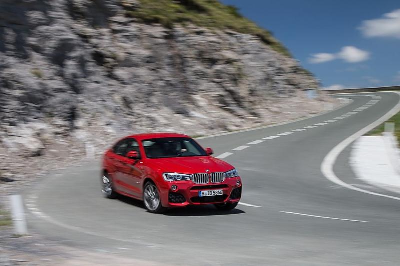 Die Lenkung des BMW X4 30d ist präzise und gibt viel Rückmeldung