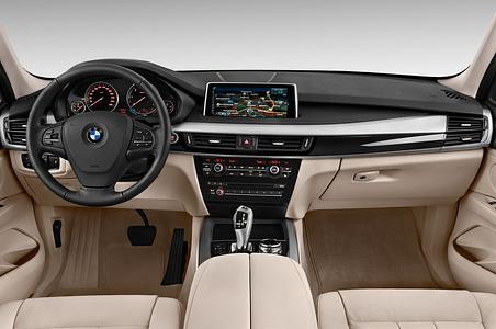 BMW X5 (Baujahr 2014) xDrive30d 5 Türen Cockpit und Innenraum
