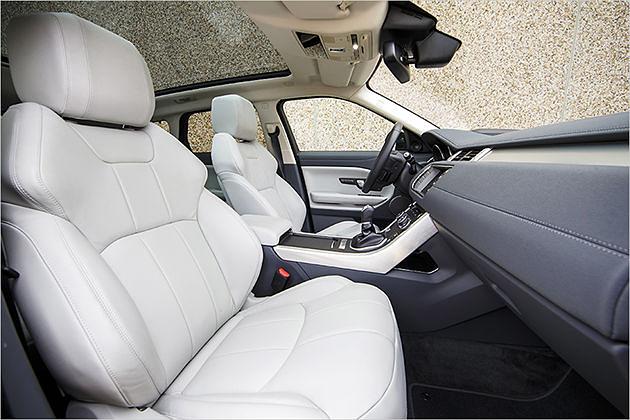 Rutschige Oberfläche und kleine Sitzwangen: Die (optionalen) Ledersitze bieten definitiv zu wenig Seitenhalt