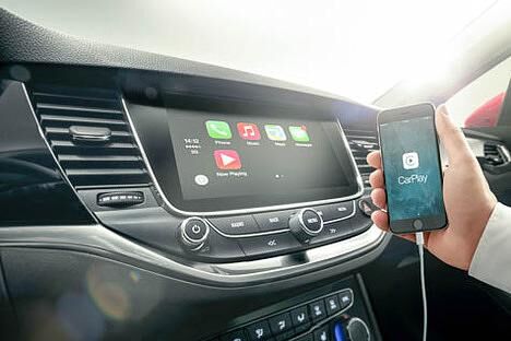 An die Kette gelegt: Mit Apple Car Play kommt das iPhone in den Opel – allerdings nur am Kabel.