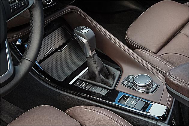 Der lange Automatik-Wählhebel ist ein Markenzeichen der UKL-Modelle