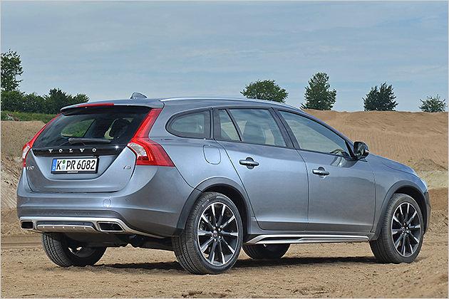Der V60 CC kommt mit drei Dieseln zwischen 150 und 190 PS sowie einem Benziner mit 245 PS