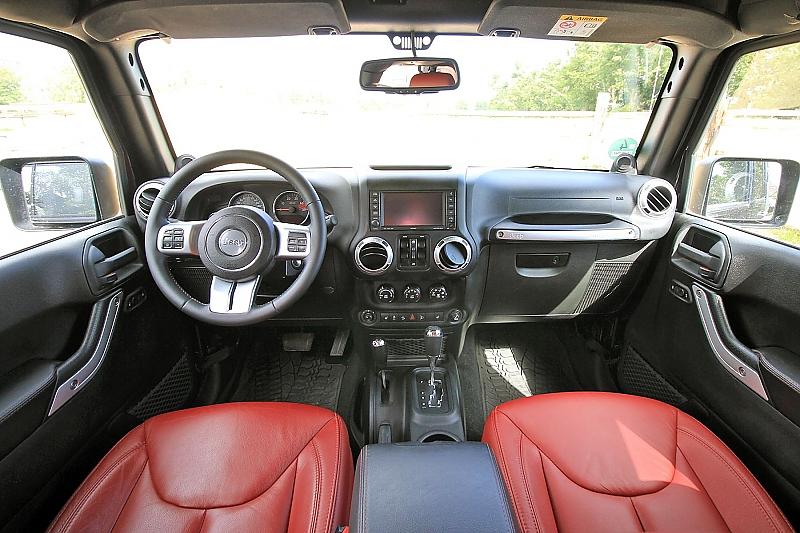 Das Cockpit des Jeep Wrangler Unlimited Rubicon.