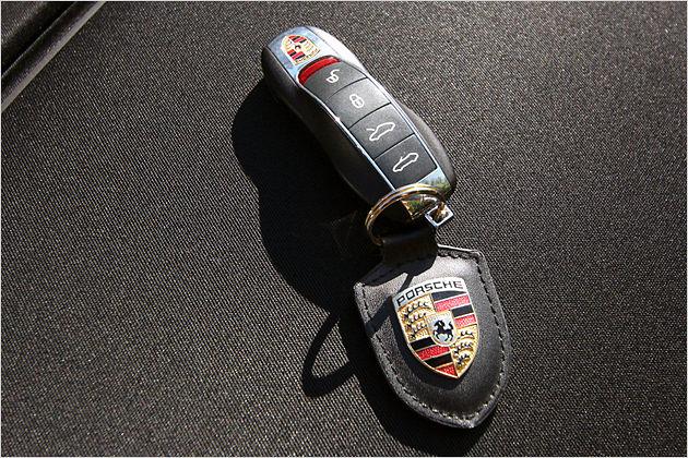 Mit Porsche-Logo: Der Schlüssel des 911 Carrera Cabrio