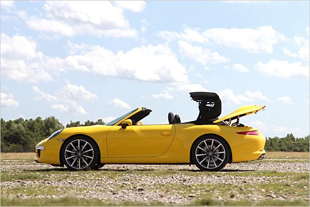 ... die separate Verdeckklappe nach hinten. Dann faltet sich das Stoffdach ...