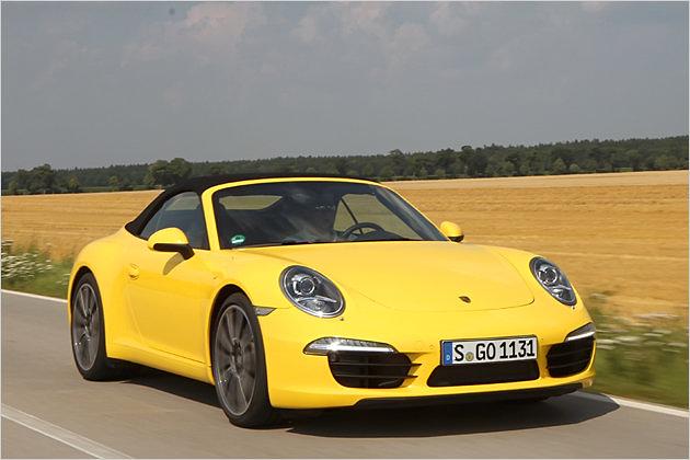 Mit Doppelkupplungsgetriebe ist das 911 Carrera Cabrio maximal 284 km/h schnell