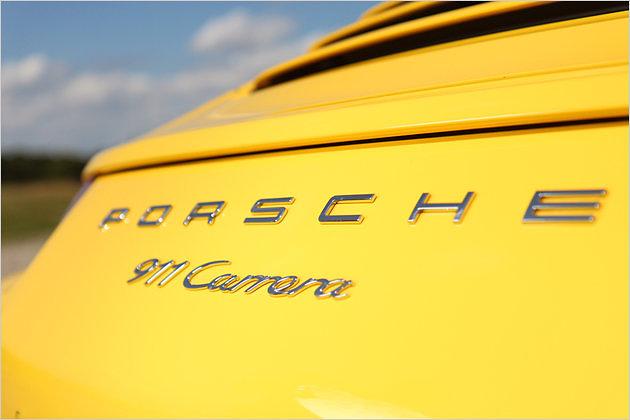 Hersteller- und Modellschriftzug prangen breit vom Heck des Cabrios