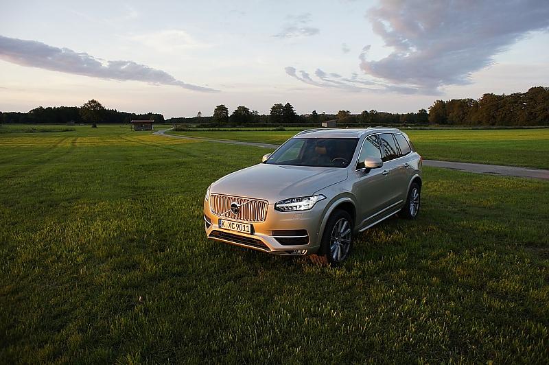 Der Volvo XC90 D5 ist fast zwei Meter breit