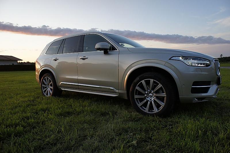 Mit fast fünf Metern Länge spielt der Schwede im Konzert der großen SUVs mit