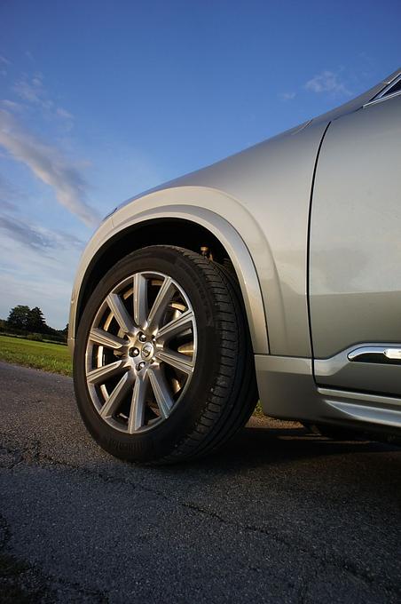 Der Volvo XC90 D5 rollt auf großen Walzen