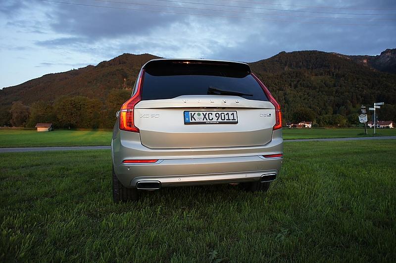 Der Kreuzungs-Assistent bremst den XC90 ab, wenn man beim Linksabbiegen den Gegenverkehr übersieht