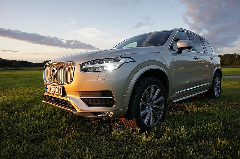 Die Voll-LED-Scheinwerfer haben dynamisches Kurvenlicht