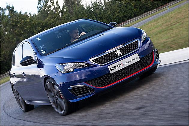 Auf der Rennstrecke zeigt sich wiederum, dass bei Peugeot Sport echte Könner arbeiten. Das Torsen-Sperrdifferenzial verhindert Untersteuern nahezu vollständig und bringt einen hervorragend aus der Kurve. Sehr angenehm: Blauer Lack mit roter GTi-Spange