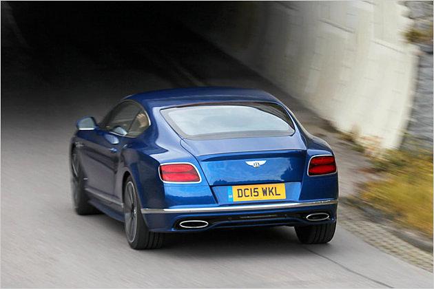 In schnellen Kurven fühlt sich der Conti GT Speed meist leichter an, als er ist. Das Lenkgefühl ist hervorragend, der Grip beeindruckend