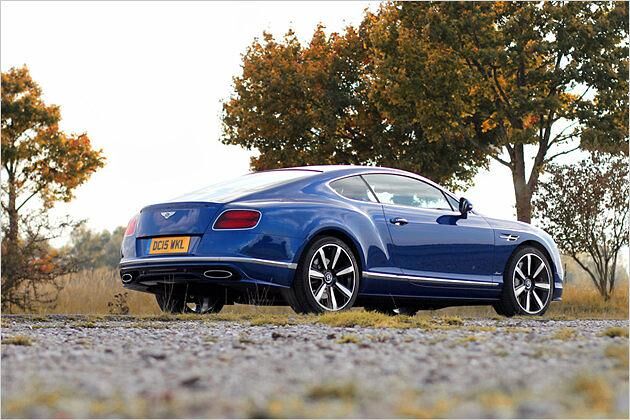 Aus so manchem Winkel wirkt der Conti GT wie aus einem großen Felsblock gefräst. Das sehr blaue "Sequin Blue" kostet übrigens 5.100 Euro Aufpreis