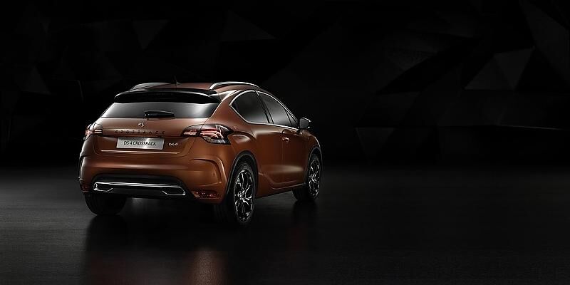 Das Heck des DS4 Crossback mit der doppelflutigen Auspuffanlage und dem schwarzen Dachspoiler