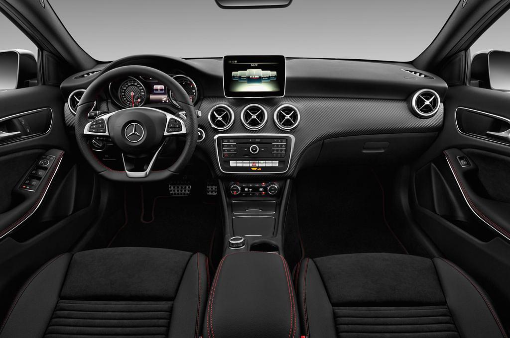 Mercedes A-Class (Baujahr 2017) AMG Line 5 Türen Cockpit und Innenraum