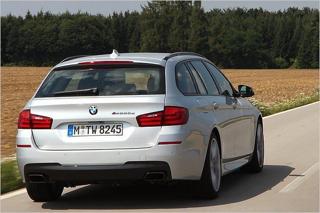 Ein schwarzer Einsatz sitzt am unteren Teil des Hecks