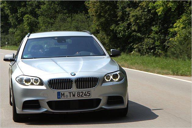 Große Luftöffnungen an der Front kennzeichnen den M550d als Mitglied der M-Familie