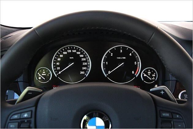 Tachoskala fast ausreizbar: Der M550d xDrive Touring wird erst bei 250 km/h abgeregelt