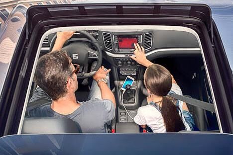 Moderne Zeiten: Das neue Infotainment System erlaubt die problemlose Bedienung des Smartphones während der Fahrt.