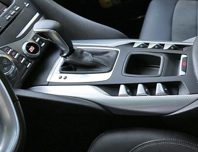 Da findet nicht nur die Gangschaltung Platz: Die Mittelkonsole im DS5 beinhaltet unter anderem auch die elektronische Parkbremse, sowie Fensterheber und einen Getränkehalter.