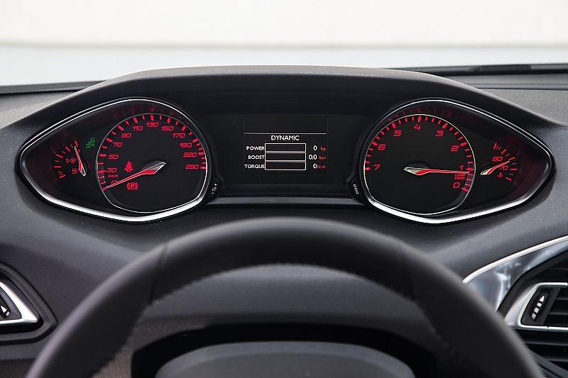 Im Sport-Modus schimmern die Instrumente rot