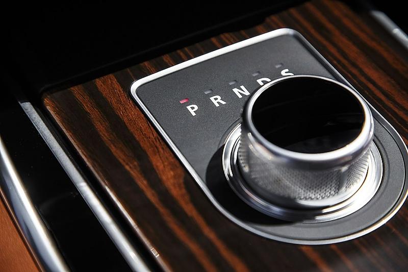 Altbekannt: Jaguar setzt auf einen Automatik-Wählhebel