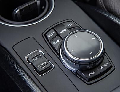 Über einen Drehknopf mit Touchfunktion in der schmalen Mittelkonsole wird das Infotainment-System des BMW i3 bedient.