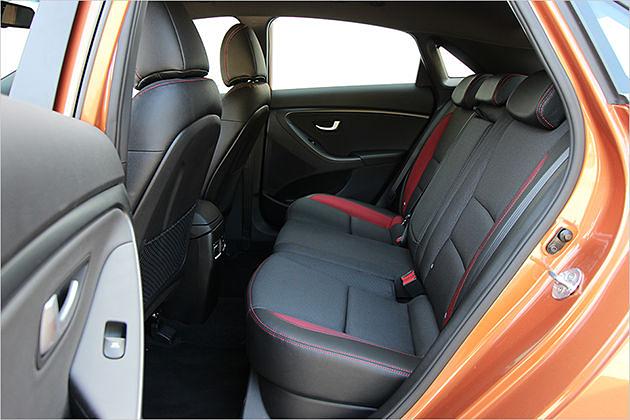 Ordentliches Platzangebot im Fond, die breite C-Säule stört beim Blick nach hinten