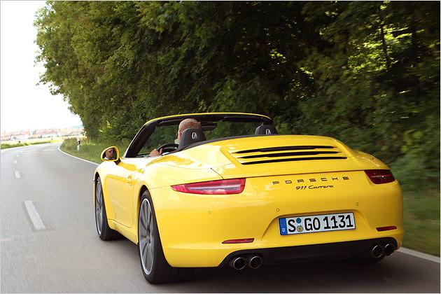 Das Stoffdach des 911 Carrera Cabrio verschwindet unter einem eigenen Deckel