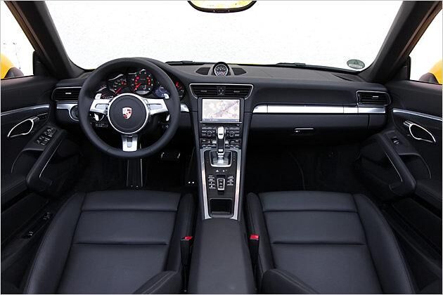 Sportwagen mit Platz: Vorne sitzt es sich im Elfer Carrera Cabrio gut