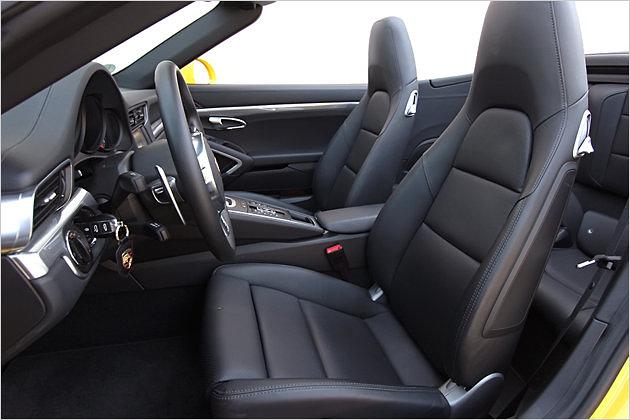 Die Sitze des 911 Carrera Cabrio sind bequem und bieten guten Seitenhalt