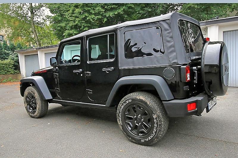 Das Soft-Top lässt sich mit wenigen Handgriffen nach hinten schieben.