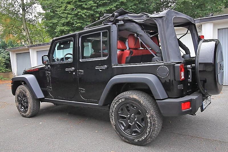 Anschließend wird das Verdeck von vorn nach hinten geschoben.