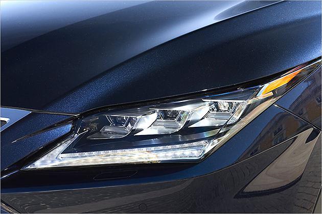 Der RX 450h hat serienmäßig LED-Scheinwerfer