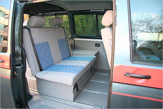 Die Rückbank lässt sich auf Schienen in Fahrtrichtung verschieben