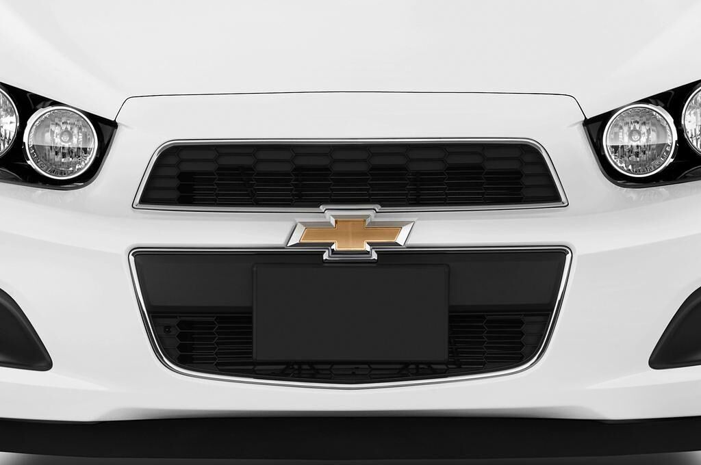 Chevrolet Aveo (Baujahr 2012) LT+ 4 Türen Kühlergrill und Scheinwerfer