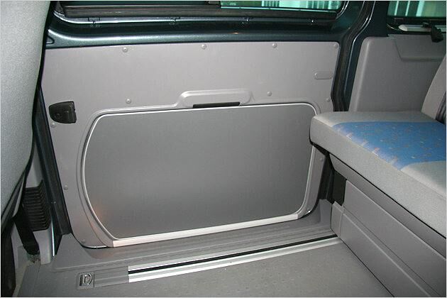 Ein Campingtisch ist in die Schiebetüre integriert