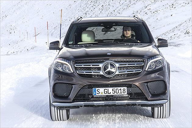Der Grill steht jetzt steiler im Wind und die gesamte Frontpartie sieht jetzt ein bisschen mehr wie alle anderen Mercedesse aus