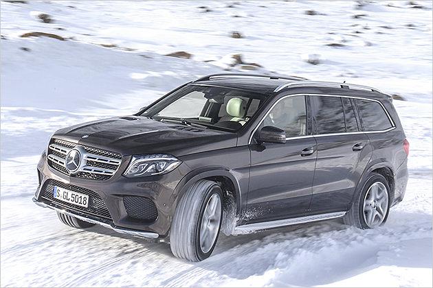 Eine optimierte Luftfederung mit verbesserten adaptiven Dämpfern sorgt für einen ziemlich ungewohnten und agilen Charakter eines so großen Autos