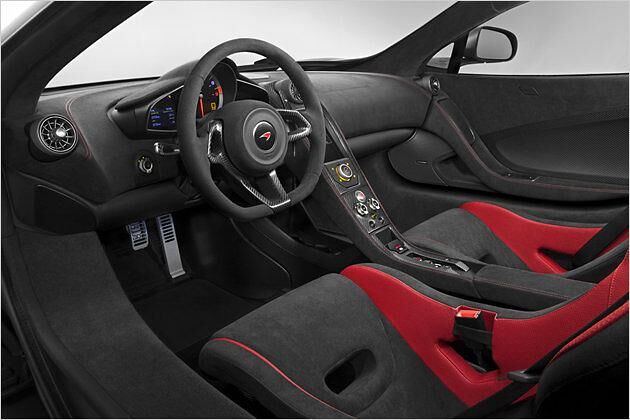 Innen gibt es hauptsächlich Carbon und Alcantara