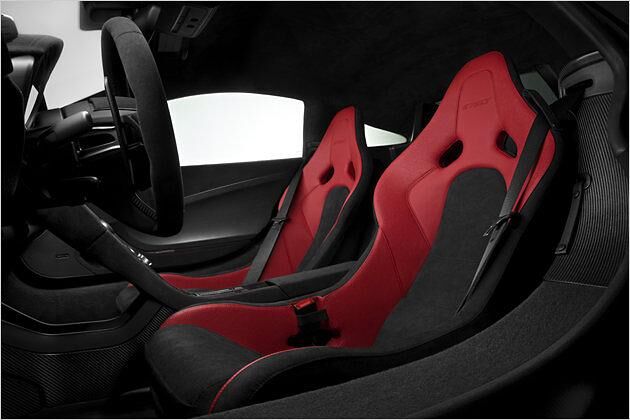 Der 675-LT-Schriftzug ist in die Sitze eingesteppt