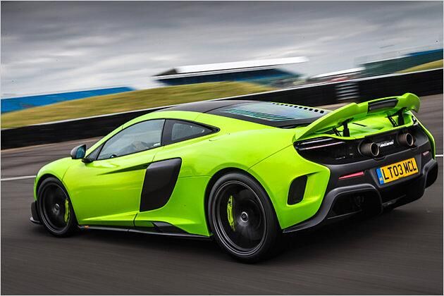 Im Vergleich zum McLaren 650S ist er straffer, aerodynamisch ausgefeilter, nutzt deutlich mehr Carbon und wiegt 100 Kilo weniger