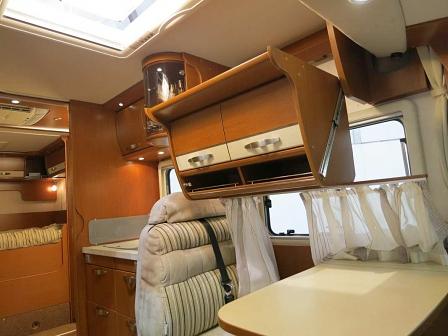 Auf Knopfdruck kommen die Schränke heruntergefahren.