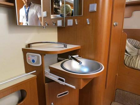 Das Waschbecken lässt sich verstauen.