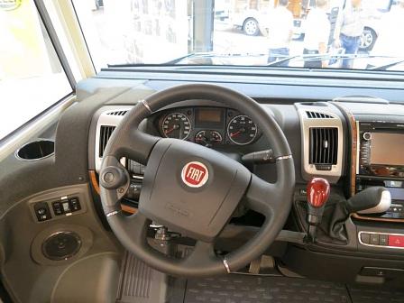 Mit einem Joystick kann der Paravano gefahren werden.