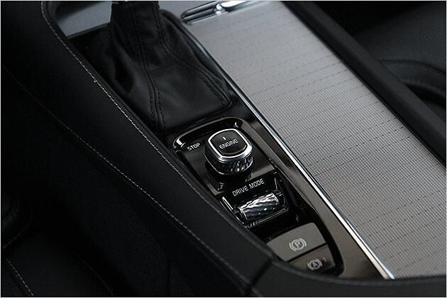 Der Motor wird mittels Drehknopf in der Mittelkonsole gestartet